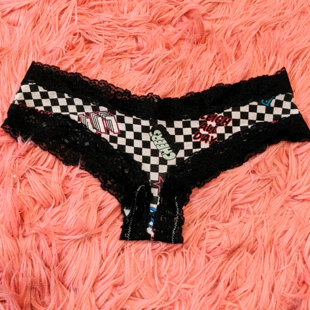 2018 VS PINK Cheekster